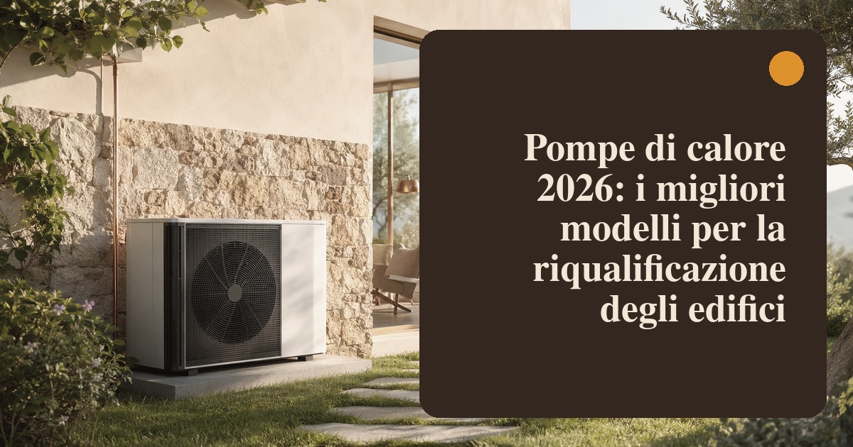 Unità esterna di una pompa di calore installata sul balcone di un edificio ristrutturato